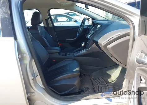 2014 Ford Focus Titanium z USA, uszkodzony, nr VIN 1FADP3N21EL383449